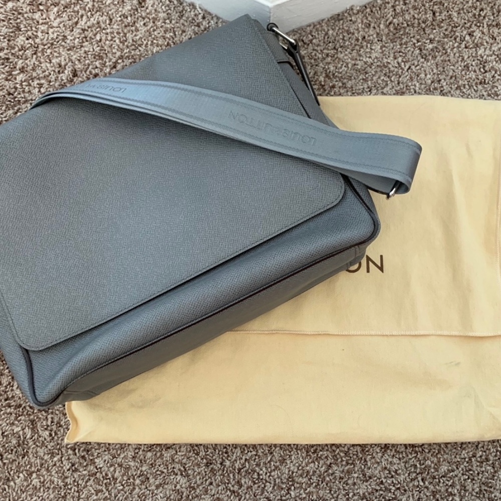 Louis Vuitton Taiga Leather Roman Messenger Bag MM